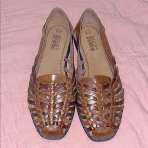 Huarache style sandals. Brown.